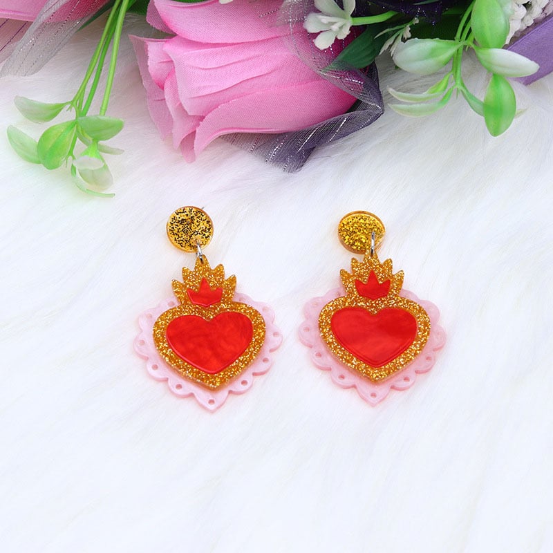 Queen of hearts acrylic earrings👑