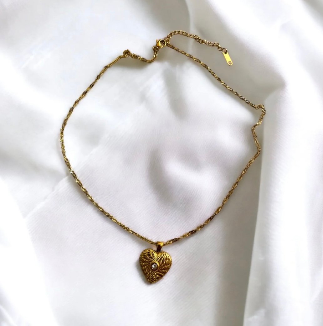 Esme heart pendant 💛