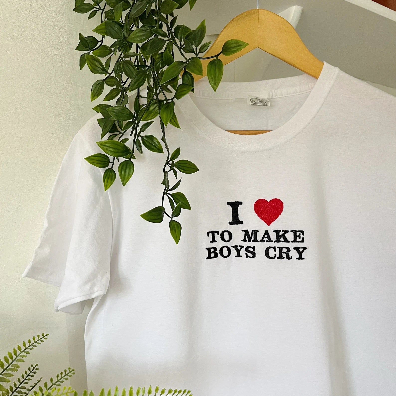 I love to make boys cry tee - White
